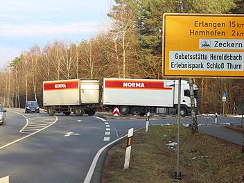 Wer hier aus Richtung Adelsdorf kommend rechts nach Hemhofen abbiegt, hat gegenüber dem Lastwagen Vorfahrt. Berthold G. Dernbach sieht in dieser Regelung eine Verkehrsgefährdung und forderte vergebens ein Vorfahrt-achten-Schild für die Rechtsabbieger. Foto: Andreas Dorsch