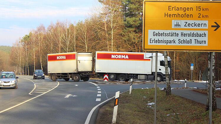 Wer hier aus Richtung Adelsdorf kommend rechts nach Hemhofen abbiegt, hat gegenüber dem Lastwagen Vorfahrt. Berthold G. Dernbach sieht in dieser Regelung eine Verkehrsgefährdung und forderte vergebens ein Vorfahrt-achten-Schild für die Rechtsabbieger. Foto: Andreas Dorsch