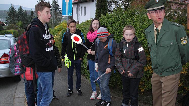 Polizeihauptkommissar Gerald Storath bietet den Jugendlichen die Hilfe der Staffelsteiner Polizei an.