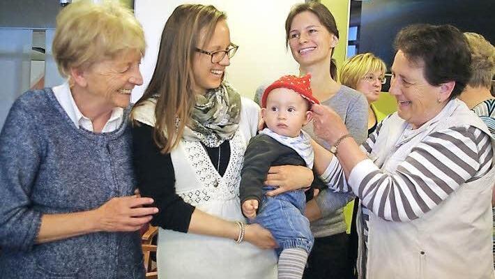 Passt wie angegossen! Die Leiterin des MGH-Strickstammtisches, Doris Fickert, Tanja Dykta mit ihrem Sohn Moritz, Alexandra Schmitz und "Strickliesel" Roswitha Kalb freuen sich, mit den selbstgestrickten Mützen vielen indischen Kindern helfen zu können.
