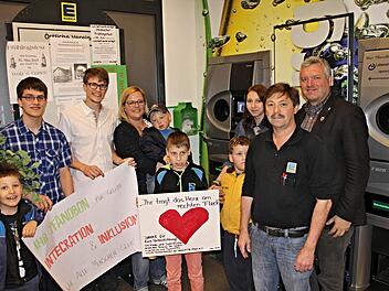 Das "Herz am rechten Fleck" tragen alle Spenderinnen und Spender, die ihre Pfandbons in die grüne Box (hinten Mitte) werfen. Über den Erlös freuen sich (von links): Bircau, Lukas Middelstaedt, Dominik Baum, Isabel Kuhn, Leon, Fabian, Paul, Praktikantin Dorothea, Klaus Rother und Bürgermeister Jürgen Hennemann. Foto: Helmut Will