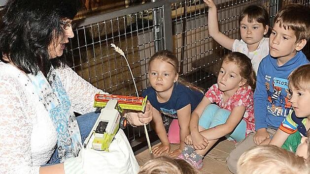 Studieren und probieren: Im Museum erkl&auml;rt Annelie Zapf den Kindern, warum es ohne Wasser kein Brot g&auml;be. Anschlie&szlig;end d&uuml;rfen sie Wasser pur und in verschiedenen Gemacksrichtungen verkosten. Foto: Dagmar Besand