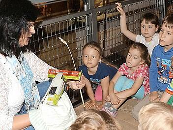 Studieren und probieren: Im Museum erklärt Annelie Zapf den Kindern, warum es ohne Wasser kein Brot gäbe. Anschließend dürfen sie Wasser pur und in verschiedenen Gemacksrichtungen verkosten. Foto: Dagmar Besand