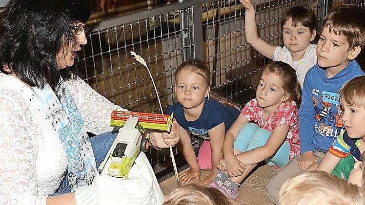 Studieren und probieren: Im Museum erklärt Annelie Zapf den Kindern, warum es ohne Wasser kein Brot gäbe. Anschließend dürfen sie Wasser pur und in verschiedenen Gemacksrichtungen verkosten. Foto: Dagmar Besand