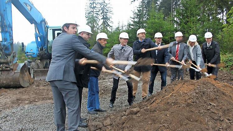 Beim Spatenstich für die neue Fernleitung in Effelter herrschte Freude darüber, dass es nun vorwärtsgeht.  Foto: Veronika Schadeck
