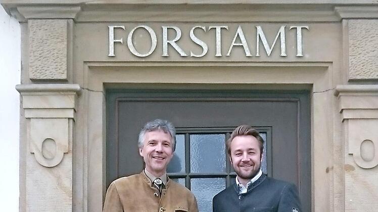 Zum Amtsantritt &uuml;berreicht der Erlanger Forstdirektor Peter Pr&ouml;bstle seinem Stellvertreter Forstrat Moritz Bergen einen historischen Waldhammer. Foto: Forstamt