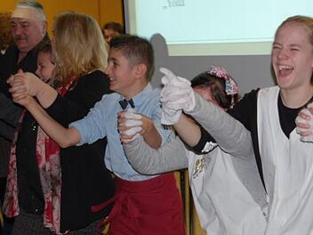 Tanzen baut Nervosität ab und macht Spaß - hier auf ein Lied des türkischen Sängers Tarkan. Foto: Uschi Prawitz