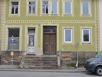 Das Haus Ernststraße 10 ist typisch für die Architektur, die das Altstadtquartier seit dem verheerenden Stadtbrand von 1839 prägt.