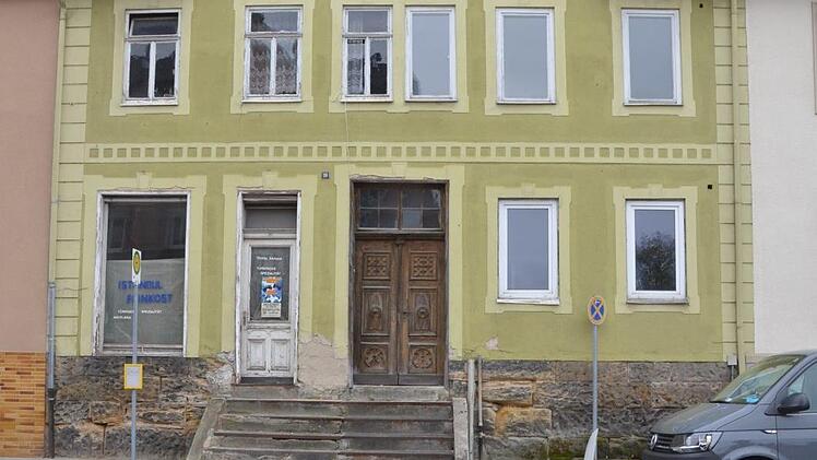 Das Haus Ernststraße 10 ist typisch für die Architektur, die das Altstadtquartier seit dem verheerenden Stadtbrand von 1839 prägt.