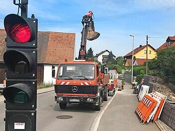 Eine Woche lang regelt eine Ampel die Ortsdurchfahrt in Welkenbach.  Foto: Michael Busch