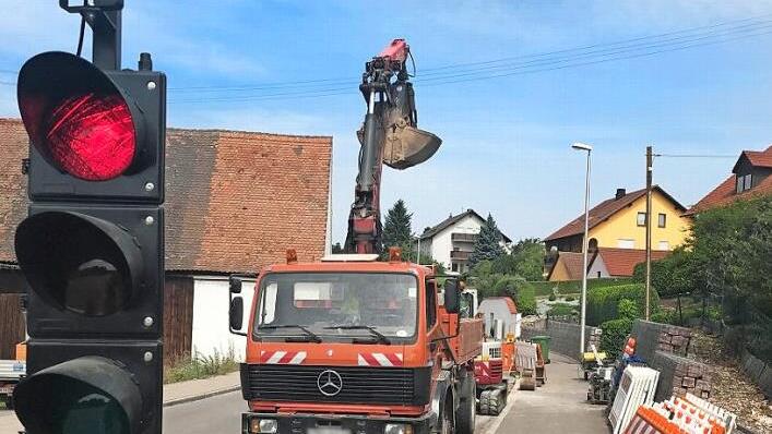 Eine Woche lang regelt eine Ampel die Ortsdurchfahrt in Welkenbach.  Foto: Michael Busch
