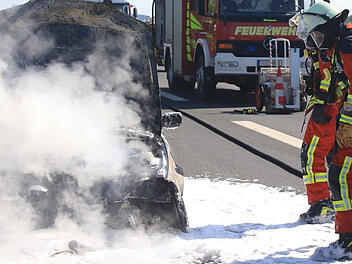 Auf der A3 in Unterfranken brannte ein Auto komplett aus. Mit diesem wollte ein Familie in den Urlaub fahren und konnte sich noch vor dem Feuer retten. Symbolbild: NEWS5 / Merzbach