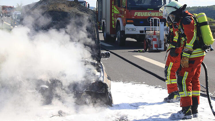 Auf der A3 in Unterfranken brannte ein Auto komplett aus. Mit diesem wollte ein Familie in den Urlaub fahren und konnte sich noch vor dem Feuer retten. Symbolbild: NEWS5 / Merzbach