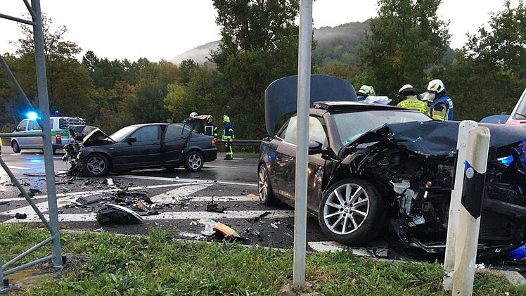 Die Feuerwehr sperrte nach dem Unfall am Montagmorgen an der Anschluss-Stelle Hammelburg die Unfallstelle ab und regelte der Verkehr. Foto: Ralf Ruppert