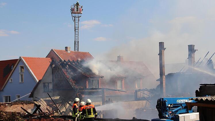 Der brand am 10. August vernichtete in Platz mehrere Scheunen, machte Häuser unbewohnbar. Jetzt trafen mehr als 10 000 Euro an Spenden bei den Betroffenen ein. Foto: Johannes Schlereth