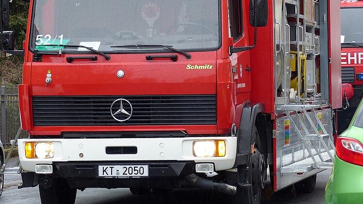 Kitzingen: Salzsäure-Unfall - Feuerwehr, BRK und Polizei im Einsatz