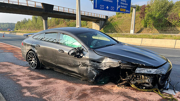 Unfall auf A9 bei Pegnitz: 19-J&auml;hriger kracht mit hochmotorisiertem Mercedes in Leitplanke