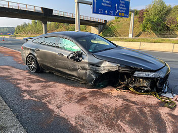 Unfall auf A9 bei Pegnitz: 19-Jähriger kracht mit hochmotorisiertem Mercedes in Leitplanke