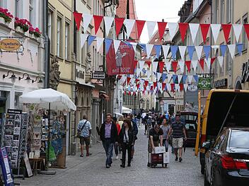 Die F&auml;hnlein verraten es: Es ist Kerwa-Zeit im Sand.