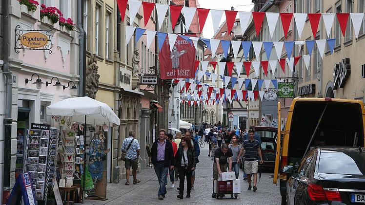 Die Fähnlein verraten es: Es ist Kerwa-Zeit im Sand.