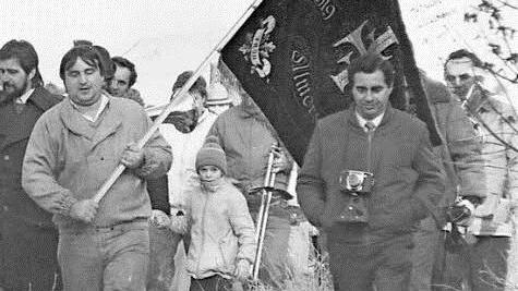 Mit wehenden Fahnen über den Kirchweg bei Almerswind.