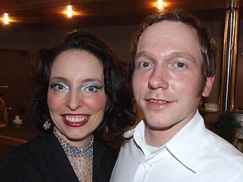 Entertainerin Marianne Blum und Timo Link (Grüne Au) freuen sich schon auf das Krimi-Dinner am Samstag.Foto: Petra Heurich