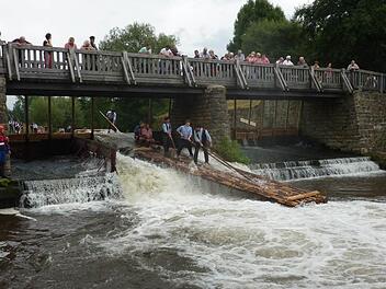 Die Floßdurchfahrt am Angerwehr ist immer wieder ein Höhepunkt und auch eine große Herausforderung für die Floßführer bei der Unterrodacher Flößerkirchweih.  Foto: Gerd Fleischmann
