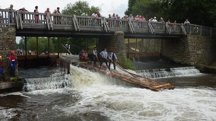 Die Floßdurchfahrt am Angerwehr ist immer wieder ein Höhepunkt und auch eine große Herausforderung für die Floßführer bei der Unterrodacher Flößerkirchweih.  Foto: Gerd Fleischmann