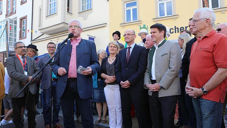 Bürgermeister Günther Werner (am Mikrofon) eröffnete erstmals das Straßenfest. Foto: Barbara Herbst