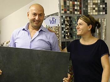 Als Fliesenlegermeister hat der Russlanddeutsche Eduard Hermann im weiten Umkreis seiner neuen Heimat Bischberg sein Glück gefunden. Ehefrau Larissa stammt ebenso wie ihr Mann aus der Region Alma-Ata. Foto: Werner Baier