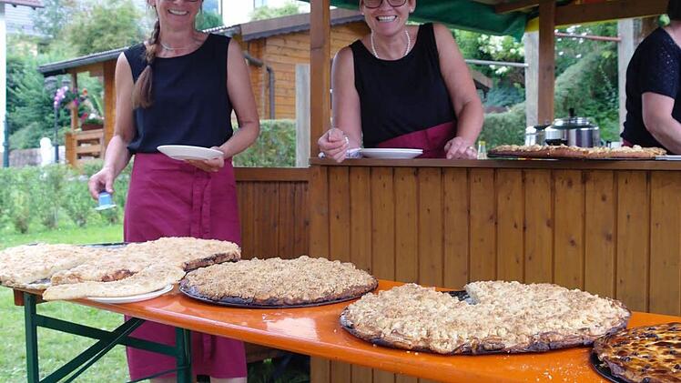 Extra für die 120-Jahr-Feier war das Dorfbackhaus für Zwiebelsblootz und Kuchen angeschürt worden. Foto: Stephanie Elm