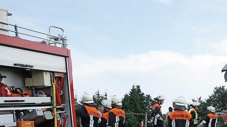 Feuerwehrübung an der Kissinger Hütte: Die Personenrettung werde im Ernstfall im Vordergrund stehen. Foto: Marion Eckert
