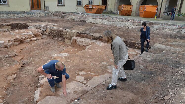 Archäologe Marco Goldhausen  mit Bauamtsleiterin Silke Stadter und Zweiter Bürgermeisterin Renate Schroff
