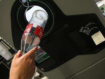 An einem Leegut-Automaten in einem Supermarkt in Bamberg hat ein bislang Unbekannter einem Mann ins Gesicht geschlagen. Symbolfoto: Philipp Brandstädter/dpa