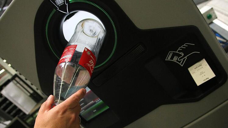 An einem Leegut-Automaten in einem Supermarkt in Bamberg hat ein bislang Unbekannter einem Mann ins Gesicht geschlagen. Symbolfoto: Philipp Brandstädter/dpa