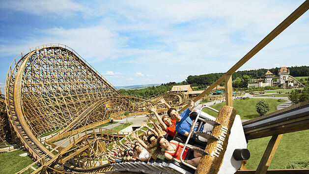 Auf der Holzachterbahn im Erlebnispark Tripsdrill geht es hoch hinaus.