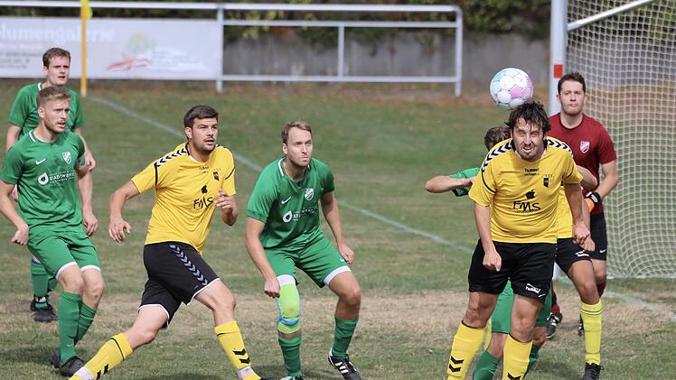 Gleich klingelt es: Nach diesem Eckball wird der Wollbacher Leo Rottenberger den Ball im Garitzer Kasten per Fernschuss zur 1:0-Führung versenken. Foto: Sebastian Schmitt