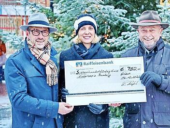 Isabell Fink freut sich über die Spende der BJV-Gruppe Bamberg.