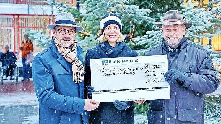 Isabell Fink freut sich über die Spende der BJV-Gruppe Bamberg.