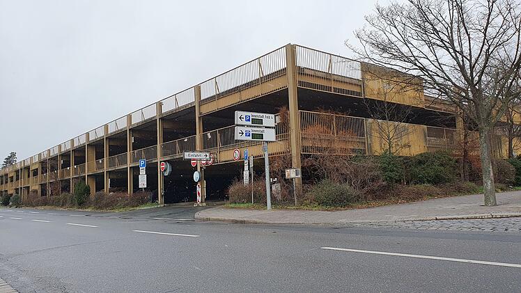 Erlangen: Parkhaus muss "aus Gründen der Verkehrssicherheit" geschlossen werden - "statische Mängel"