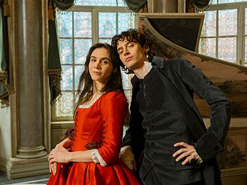 Havana Joy (Maria Anna Mozart) und Eren M. G&uuml;vercin (Amadeus Mozart) in der ARD-Serie "Mozart/Mozart".