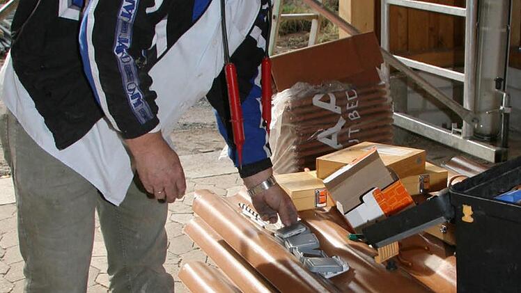 Reinhard Groß (56) ist gelernter Elektriker, er managt die Verlegung der elektrischen Leitungen.