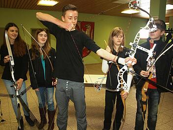 Manuel Reith führt seinen Compund-Bogen vor. Der 16-jährige ist Oerlenbachs "Sportler des Jahres 2012".  Foto: Stefan Geiger