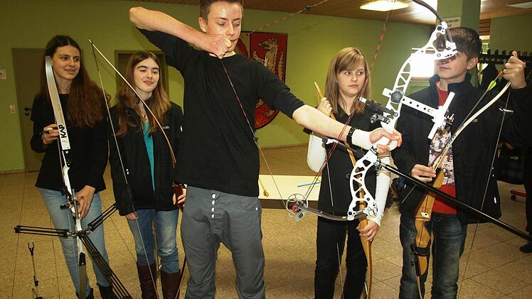 Manuel Reith führt seinen Compund-Bogen vor. Der 16-jährige ist Oerlenbachs "Sportler des Jahres 2012".  Foto: Stefan Geiger