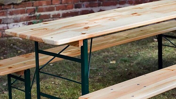 BierbänkeDer Sitzkomfort auf den Kellern ist oft stark eingeschränkt. (Sitzen auf harten Bierbänken). Insbesondere bei längerem Verbleib rührt sich der Rücken oder der Allerwerteste schmerzt. Es empfiehlt sich zur Vermeidung von Verdruss die Mitnahme eines Sitzkissens. Foto: Archiv