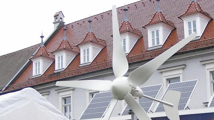 Windstille herrschte am Samstag auf dem Höchstadter Marktplatz, das Windrad mochte sich nicht drehen.