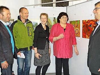 Eröffnung der Haueríschen Galerie in Bischofsheim. Auf dem Foto (von links): Bürgermeister Udo Baumann, Pfarrer Matthias Schricker, Claudia Fink, Gudrun Hauer und Manfred Hauer. Text/Foto: Marion Eckert