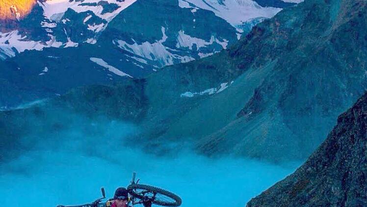 Der frühe Vogel fängt den Wurm, beziehungsweise Sonnenaufgang. Und das mit einem Mountainbike auf dem Rücken. Foto: Silvan Metz