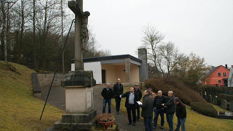 Um die Sanierung des Friedhofskreuzes und den Standort für Urnengräber ging es auf dem Friedhof in Weisbrunn. Foto: Sabine Weinbeer
