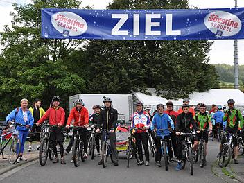 Armin Heurich (2. von links) führte die Jubiläumstour beim Rad-Vierer in Kothen mit den Vertretern der Sponsoren. Mit dabei ist auch Mottens Bürgermeister Jochen Vogel (4. von links) samt Töchtern im Radanhänger.  Foto: Petra Heurich